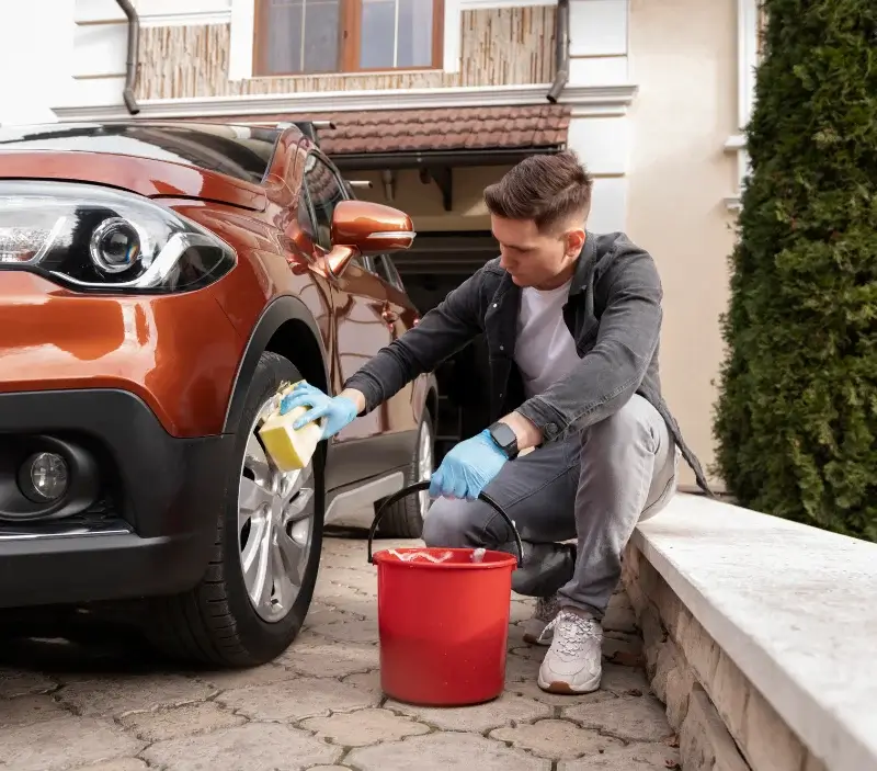 Lavage auto à domicile Pouilly : professionnel intervenant sur un véhicule